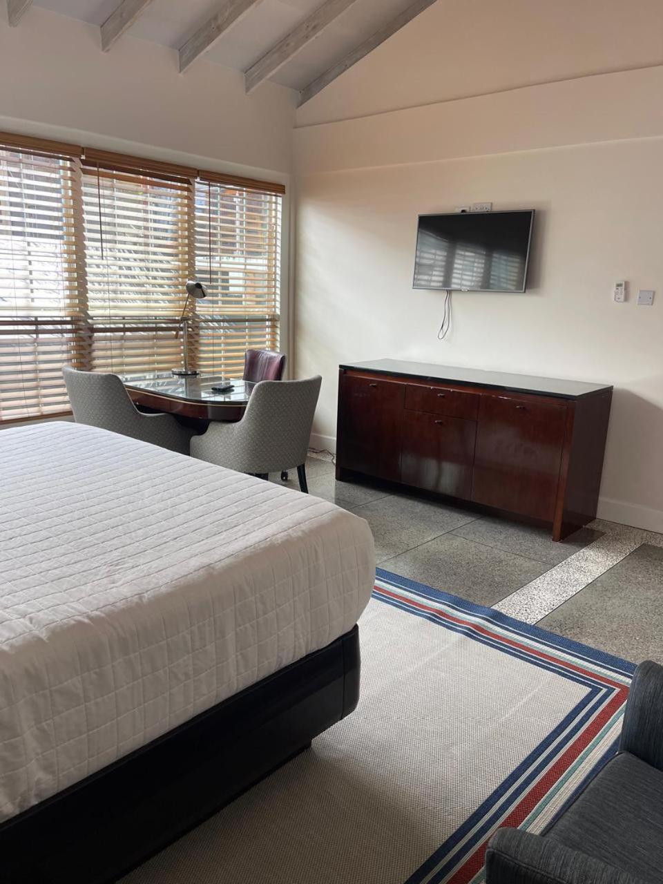 Stonetrail Hotel Arnos Vale Bagian luar foto